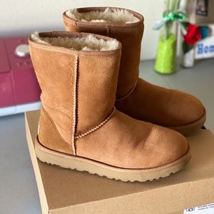 UGG Classic Short II Boot Size 8 and Cleaning Kit